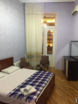 Individuell dekoriert, individuell eingerichtet, Schreibtisch