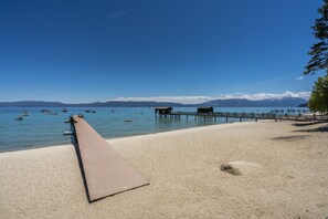 På stranden