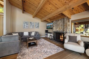 Smart TV, fireplace, DVD player, stereo - Lux Newly Remodeled Tahoe Lakefront Home with Stunning Views and Chef's Kitchen (Tahoma)