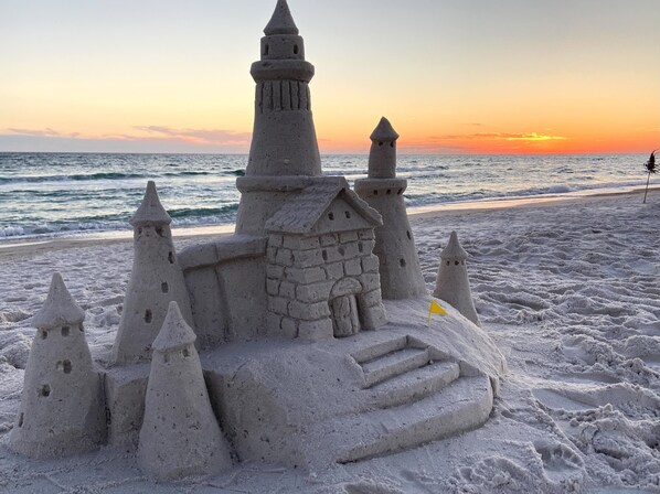 Playa en los alrededores, camastros y toallas de playa
