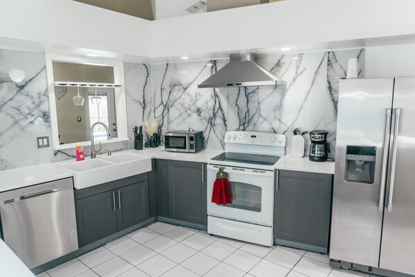 Kjøleskap, mikrobølgeovn, ovn og kokeplater