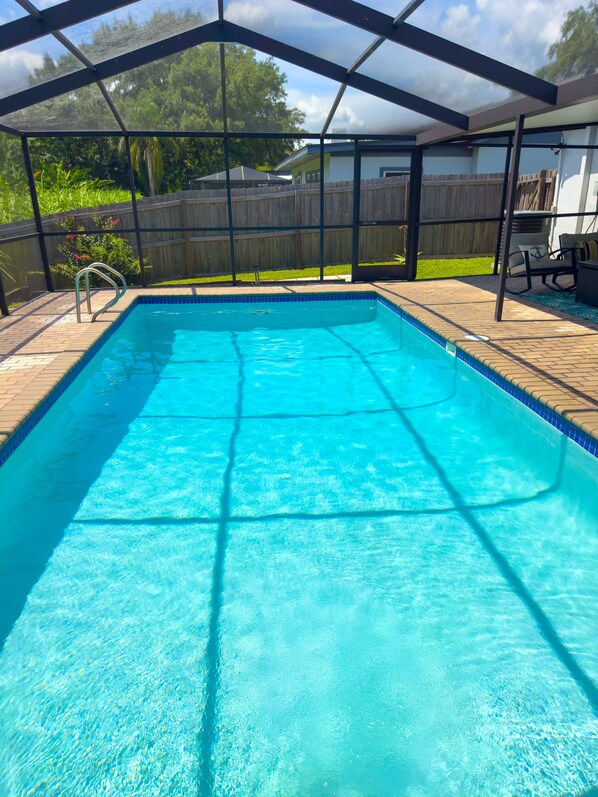 Outdoor pool, a heated pool - Paradise pool home (Plant City)