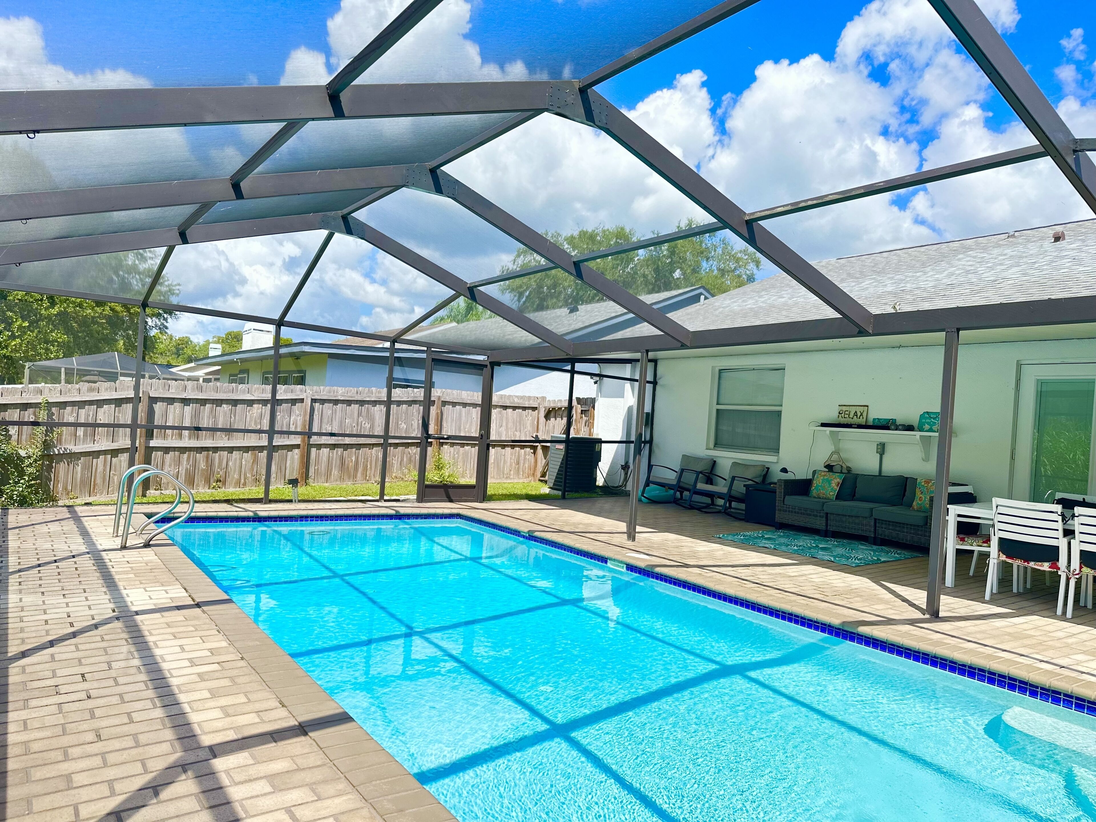 室外游泳池，恒温泳池