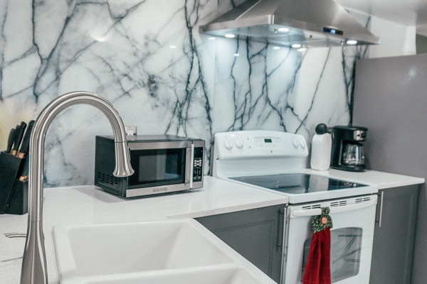 Refrigerador, microondas, horno y parrilla de estufa