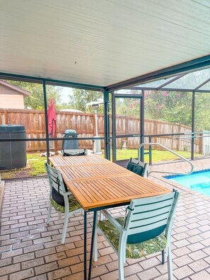 Outdoor dining - Paradise pool home (Plant City)
