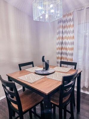 Dining - Paradise pool home (Plant City)