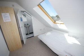 5 bedrooms, iron/ironing board, WiFi, bed sheets - Family Holiday Home With Hot Tub Sleeps 8 (Telscombe Cliffs)