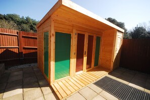 Property grounds - Family Holiday Home With Hot Tub Sleeps 8 (Telscombe Cliffs)