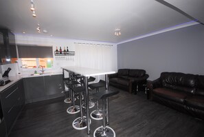 Bar (on property) - Family Holiday Home With Hot Tub Sleeps 8 (Telscombe Cliffs)