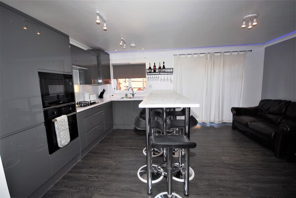 Fridge, microwave, oven, stovetop - Family Holiday Home With Hot Tub Sleeps 8 (Telscombe Cliffs)