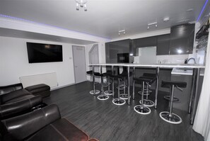 TV, DVD player - Family Holiday Home With Hot Tub Sleeps 8 (Telscombe Cliffs)