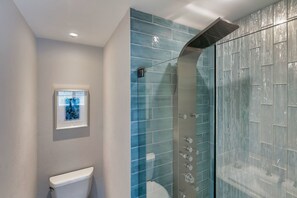 Kombinert dusj/badekar og håndklær