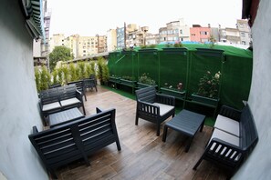 تلفزيون إل سي دي بحجم 32-بوصة يعرض قنوات فضائية، تلفزيون