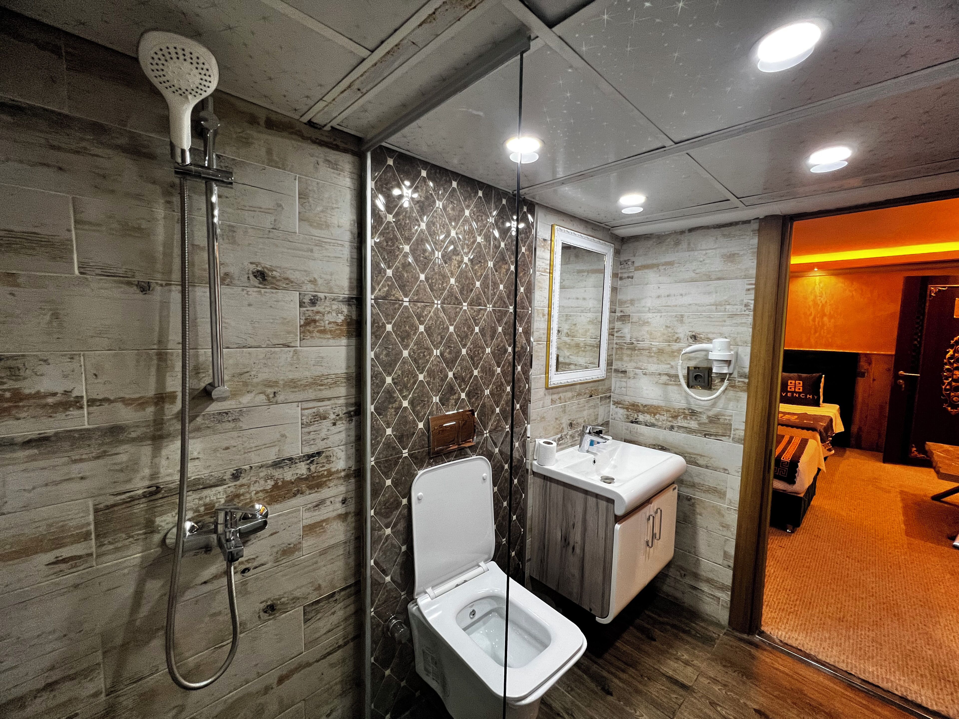Economy-Studio | Badezimmer | Dusche, Designer-Toilettenartikel, Haartrockner, Hausschuhe