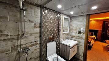 Economy-Studio | Badezimmer | Dusche, Designer-Toilettenartikel, Haartrockner, Hausschuhe