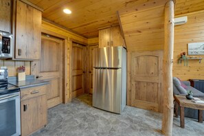 Refrigerador, microondas, parrilla de estufa y cafetera y tetera