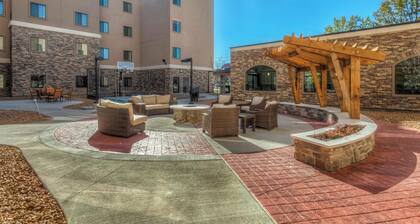 Great for Business Travelers! Studio Suite Near Edward Jones! Shared Pool + Free Breakfast!