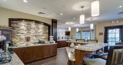 Great for Business Travelers! Comfortable Suite in St. Louis | Shared Pool On-Site + BBQ Area