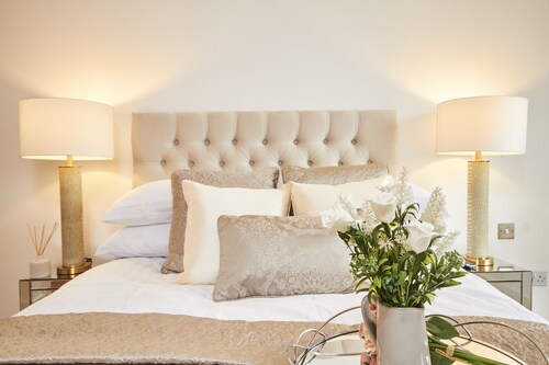 Modern Deluxe Leeds City Apt Balcony View