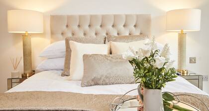 Modern Deluxe Leeds City Apt Balcony View