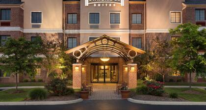 Relaxing Retreat Near Cleveland | Shared Indoor Pool + BBQ Area