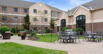 Relaxing Retreat Near Cleveland | Shared Indoor Pool + BBQ Area