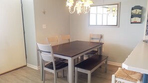 Dining - Steps from the beach! 3bed/2bath Mid-town condo! (Ocean City)