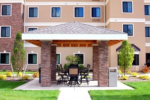 Outdoor dining - Relaxing Retreat in Liverpool | Free Breakfast + Fitness Center (Liverpool)