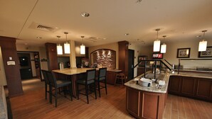Une cuisine moderne dotée d’un îlot central, d’un coin bar et d’un espace repas.