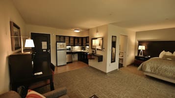 Skrivebord for bærbar PC, strykejern/-brett og wi-fi (inkludert)