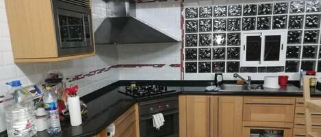 Frigorífico, microondas, horno y cafetera o tetera