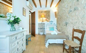 3 chambres, coffres-forts dans les chambres, fer et planche à repasser