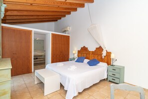 3 chambres, coffres-forts dans les chambres, fer et planche à repasser