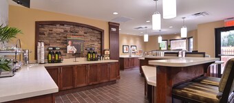Studio Suite Near Houston | Shared Outdoor Pool + 24h Business Center