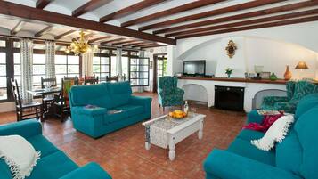 Télévision à écran plat, lecteur de DVD