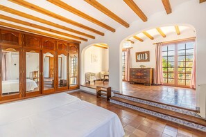 Unclassified image, 3 of 42, button