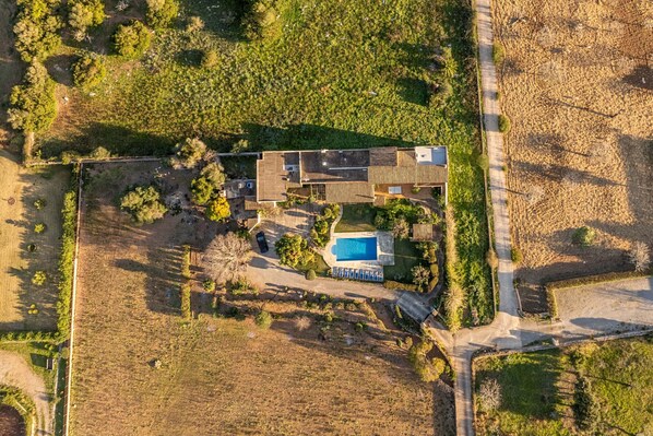 Unclassified image, 1 of 42, button