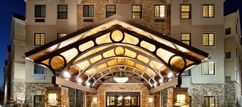 Relaxing Retreat Near Downtown Toledo! 24h Business Center + Free Breakfast!