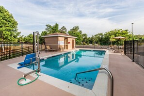 Pool - Studio Suite Near Turkey Creek Shopping District | Shared Outdoor Pool + 24h Business Center (Knoxville)