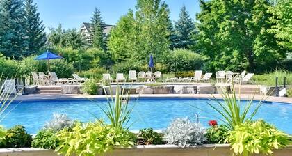 Sunny & sleek townhouse with shared pool - near skiing & golf