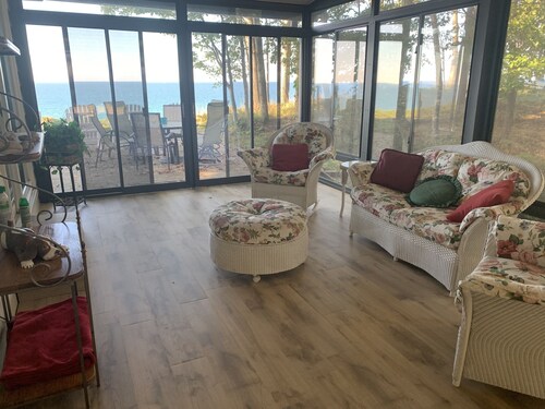 Lake Michigan Beach home, sandy beach, Brand  new hot tub Feb 2026.