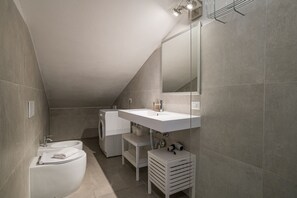 Een bad, een haardroger, een bidet