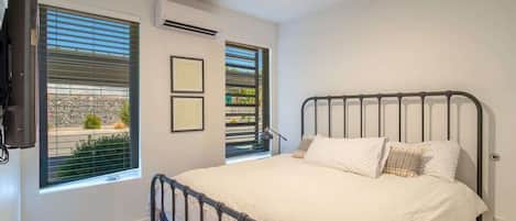 4 bedrooms, WiFi (free), bed sheets