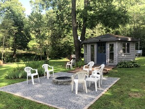 Outdoor dining - Spacious 2/2 fully remodeled house at Veda Inn. (Maggie Valley)