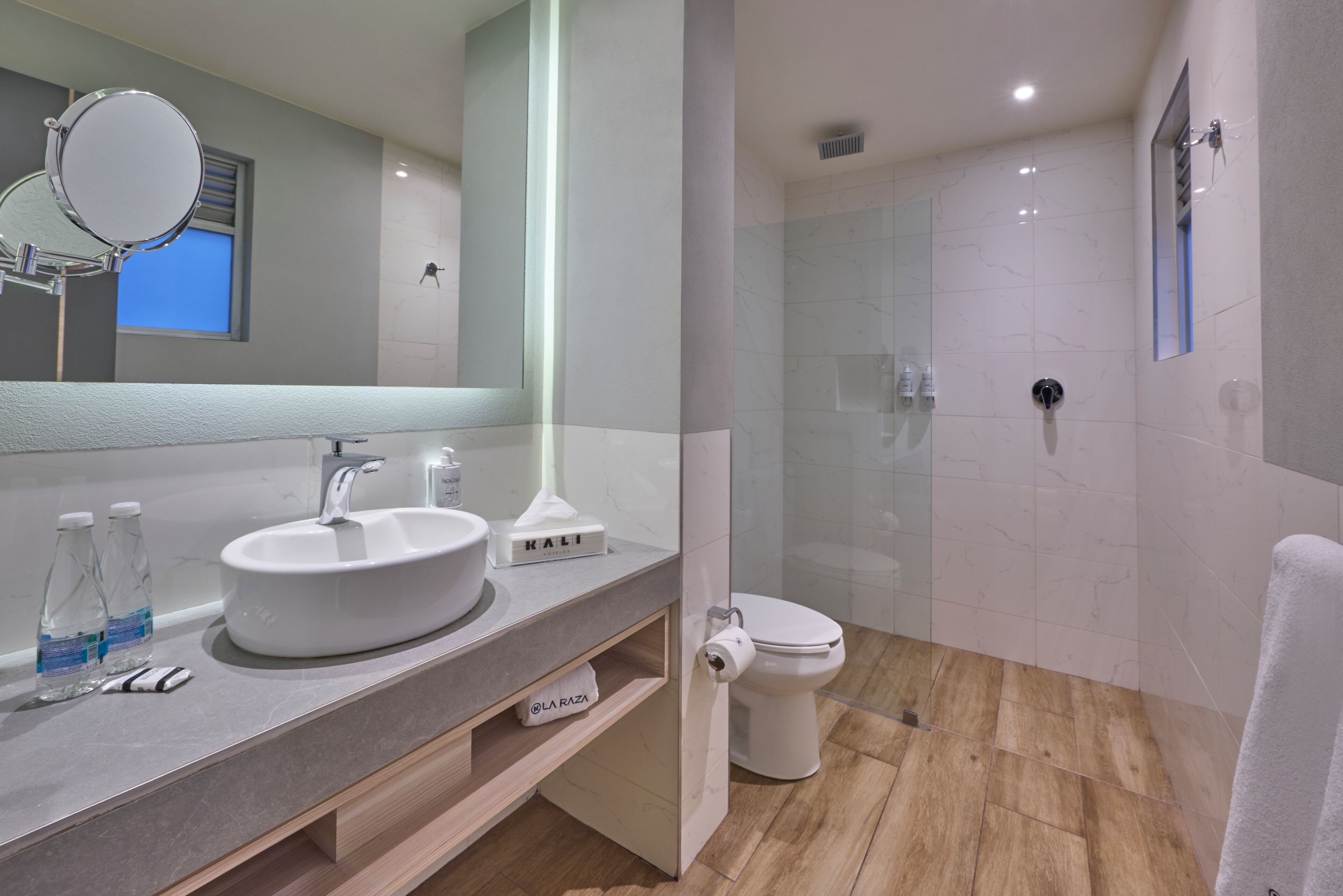 1 bedroom, desk, laptop workspace, soundproofing