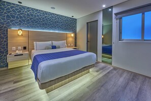 Desk, laptop workspace, soundproofing, travel cot - KALI La Raza Mexico City (Mexico City)