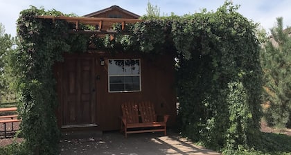 Tiny Home Cabin - Central to National Parks - ATV Trailer Parking Available!