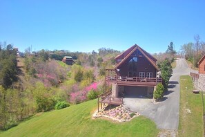 Exterior - Smoky Retreat – Lakefront Cabin – Mountain Views – Hot Tub & Game Room (Sevierville)