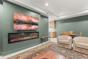 Smart TV, fireplace