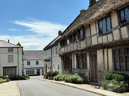 Beauvoir Court Stables stands within the grounds of Beauvoir Court
